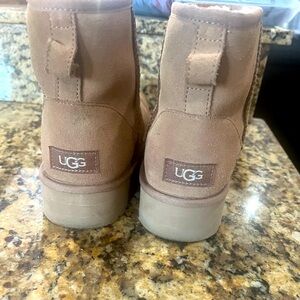 UGGS Classic mini platform. Youth size 6 (converts to a woman's size 7)